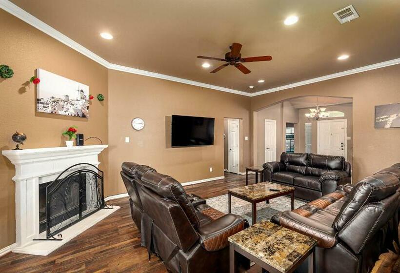 Perfect Stay In Ranch Like House W Huge Backyard!