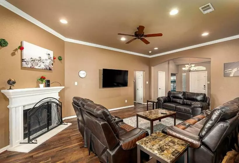 Perfect Stay In Ranch Like House W Huge Backyard!