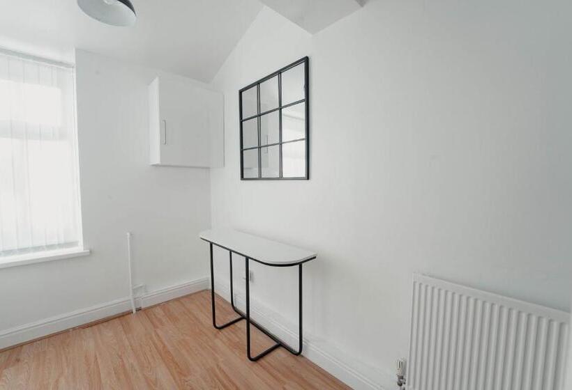 Cheerful Home Close To The City And Peak District