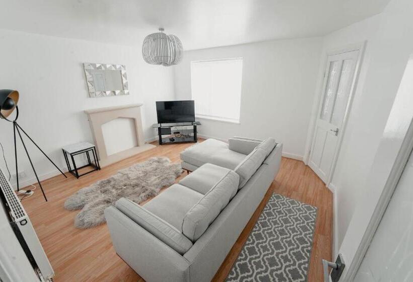 Cheerful Home Close To The City And Peak District