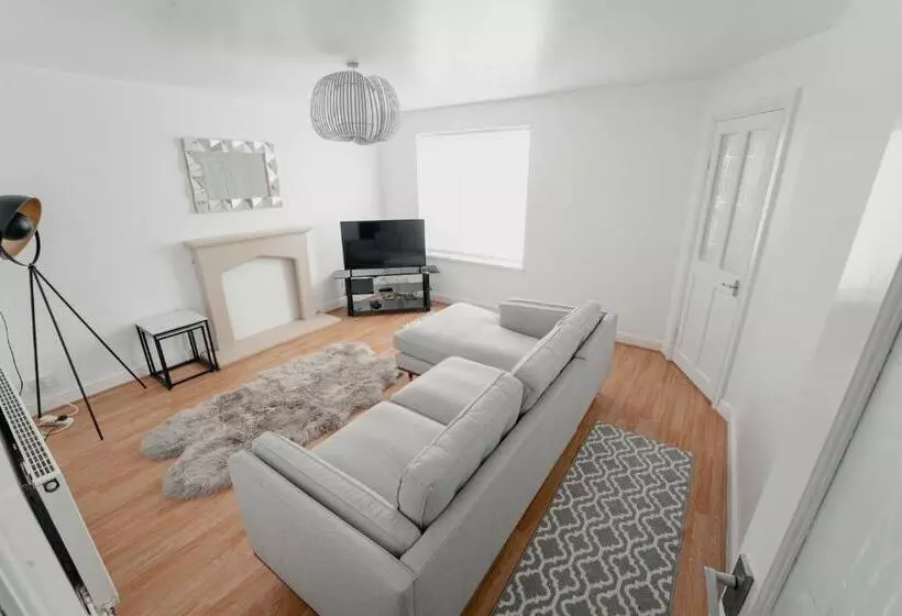 Cheerful Home Close To The City And Peak District