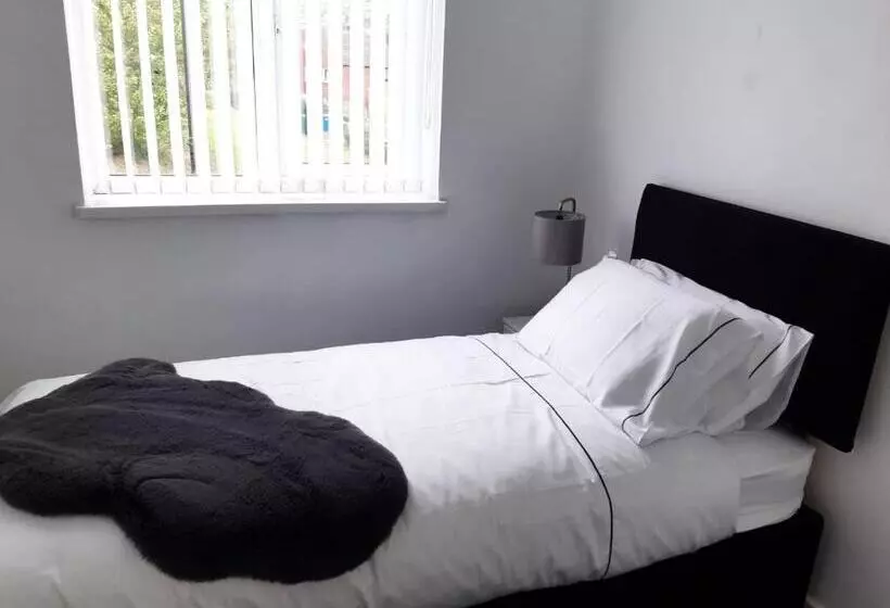 Cheerful Home Close To The City And Peak District