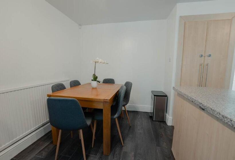 Cheerful Home Close To The City And Peak District