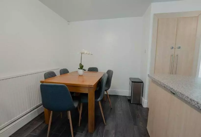 Cheerful Home Close To The City And Peak District