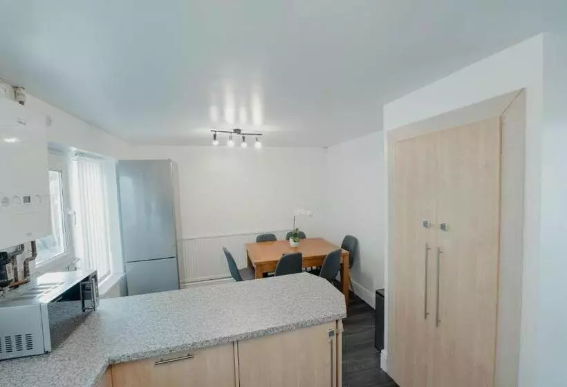 Cheerful Home Close To The City And Peak District