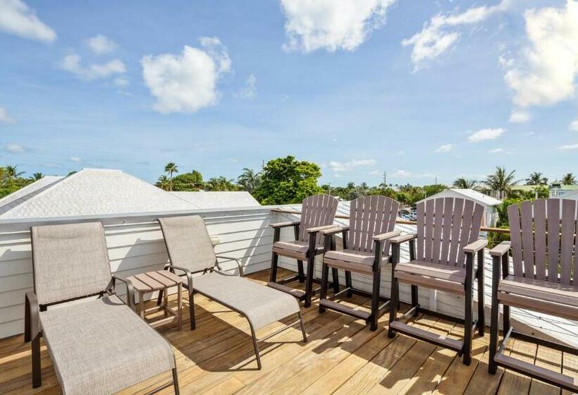 Southernmost View  Pool & Water Views