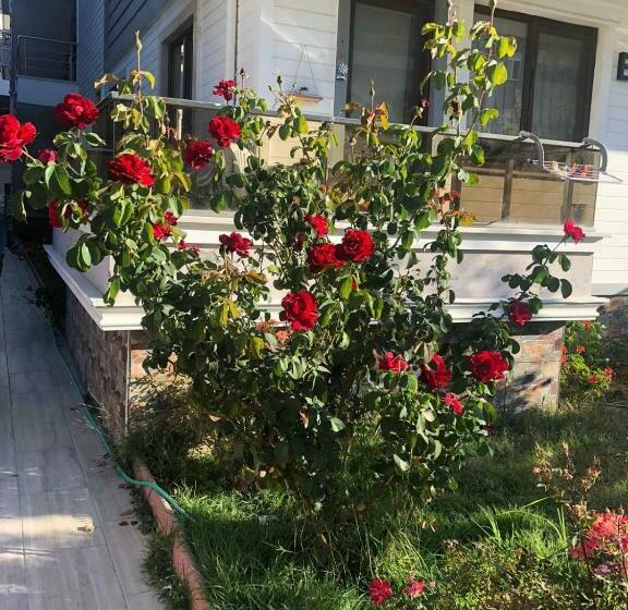 Summer House With Mountain View, 10 Minutes Walking Distance From The Sea