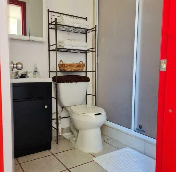 Very Secured House 7 Minutes From The Beach