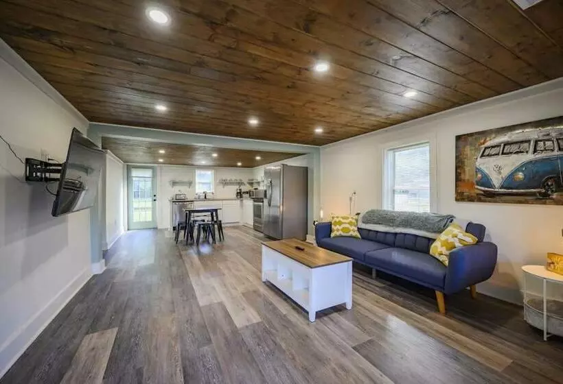 3 Bed 2 Bath Renovated Home Near The Lake