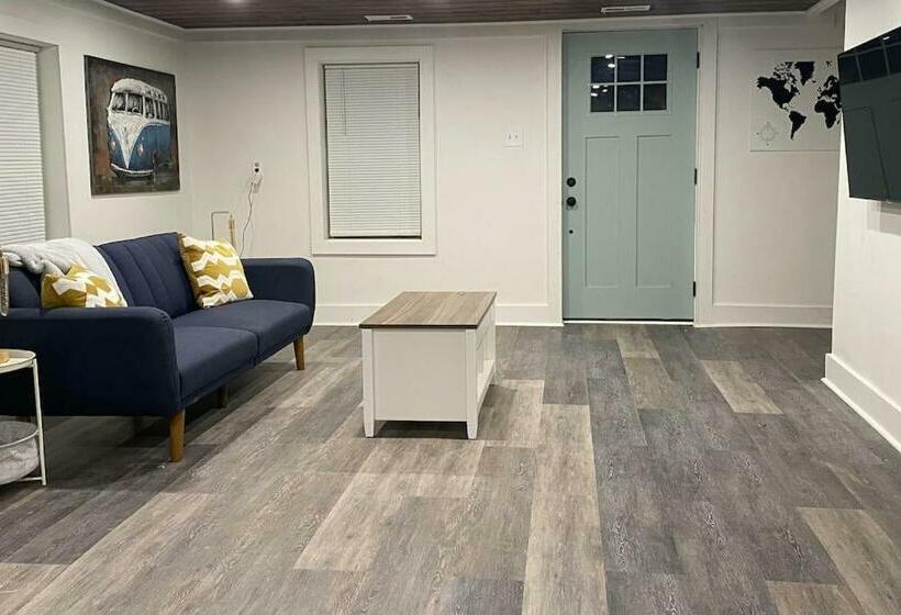 3 Bed 2 Bath Renovated Home Near The Lake