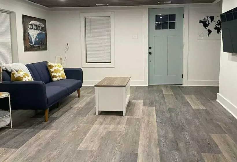 3 Bed 2 Bath Renovated Home Near The Lake