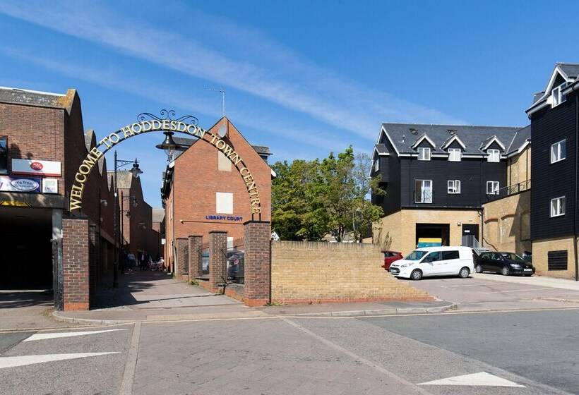 Velvet 2 Bedroom Apartment, Brewery Road, Hoddesdon