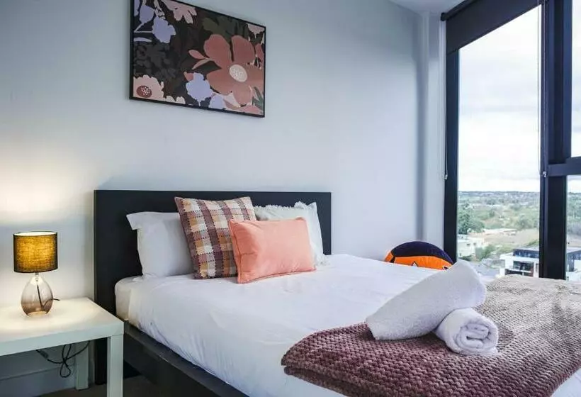 Box Hill Center 2br1ba View Balcony Wifi Parking