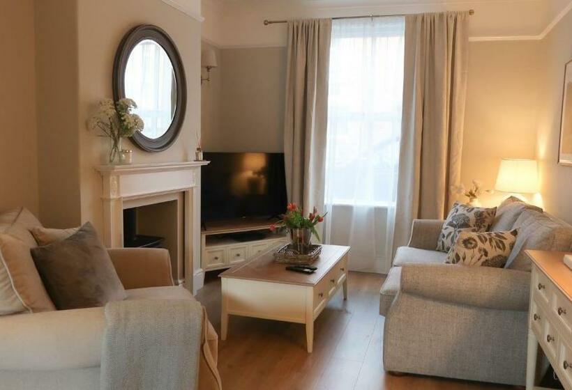 Luxury Living Outside The City Walls Sleeps Six!