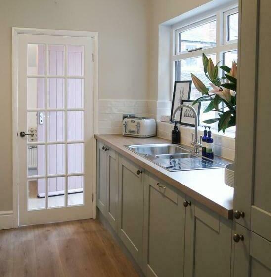 Luxury Living Outside The City Walls Sleeps Six!