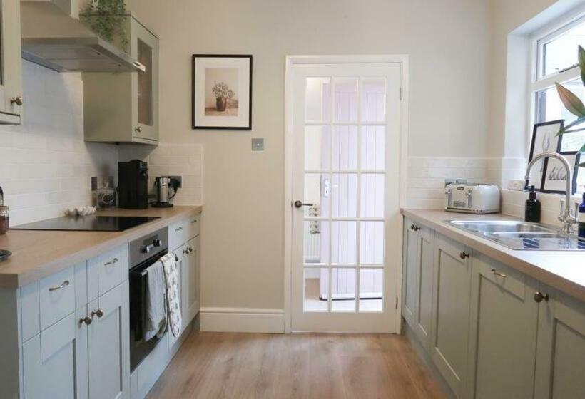 Luxury Living Outside The City Walls Sleeps Six!