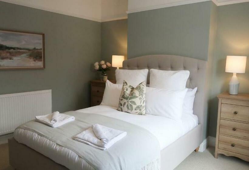 Luxury Living Outside The City Walls Sleeps Six!