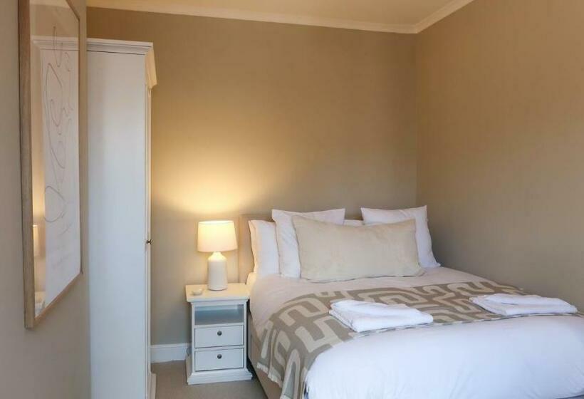 Luxury Living Outside The City Walls Sleeps Six!