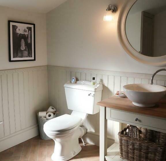 Luxury Living Outside The City Walls Sleeps Six!