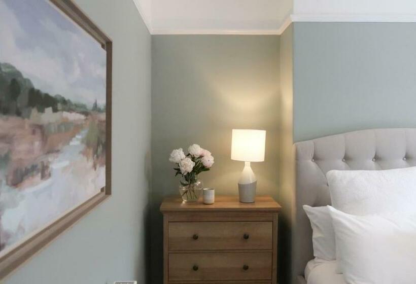 Luxury Living Outside The City Walls Sleeps Six!