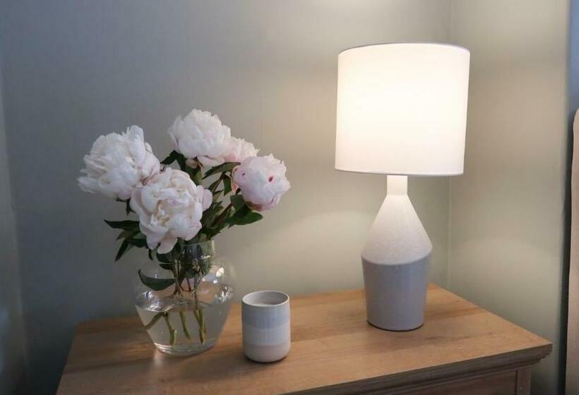 Luxury Living Outside The City Walls Sleeps Six!