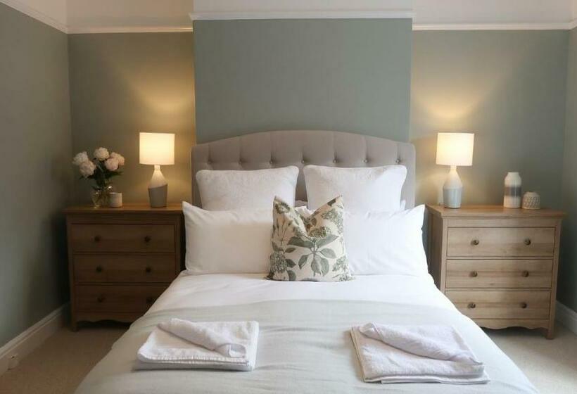 Luxury Living Outside The City Walls Sleeps Six!