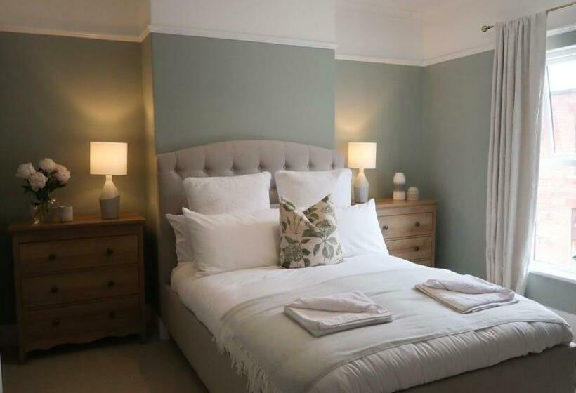 Luxury Living Outside The City Walls Sleeps Six!