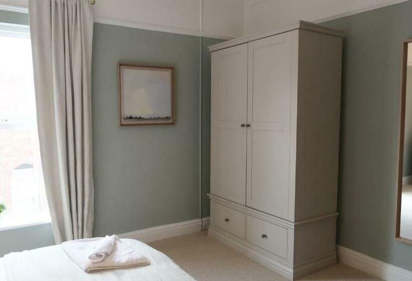 Luxury Living Outside The City Walls Sleeps Six!