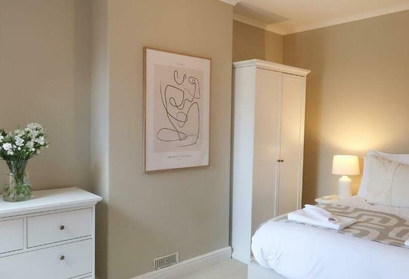 Luxury Living Outside The City Walls Sleeps Six!