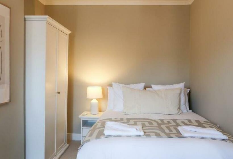 Luxury Living Outside The City Walls Sleeps Six!