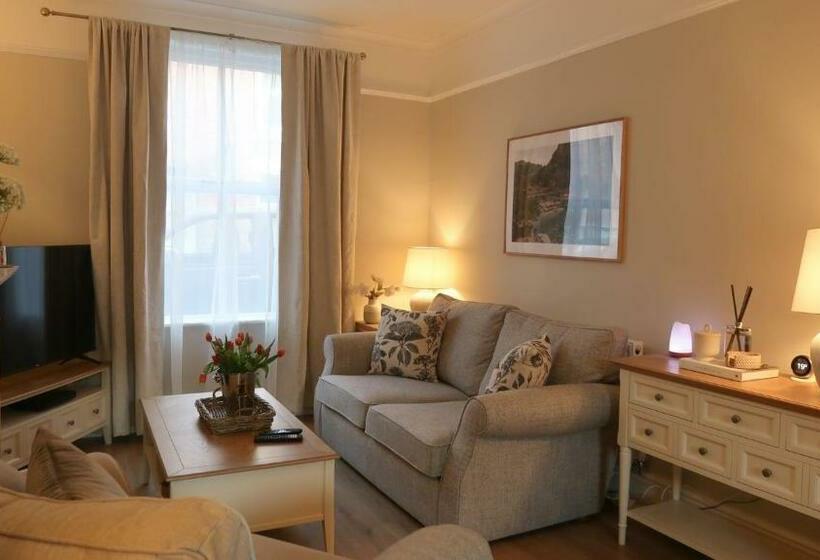 Luxury Living Outside The City Walls Sleeps Six!