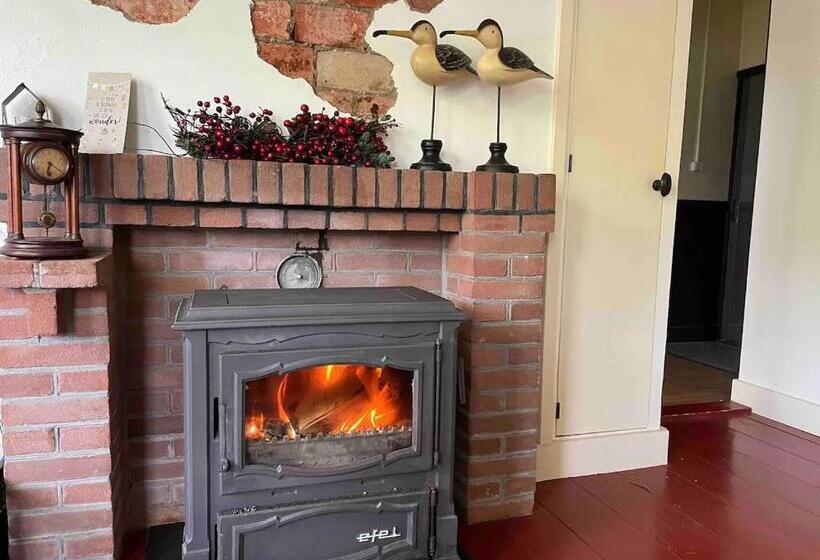 Private Characteristic Farmhouse Near The Lake