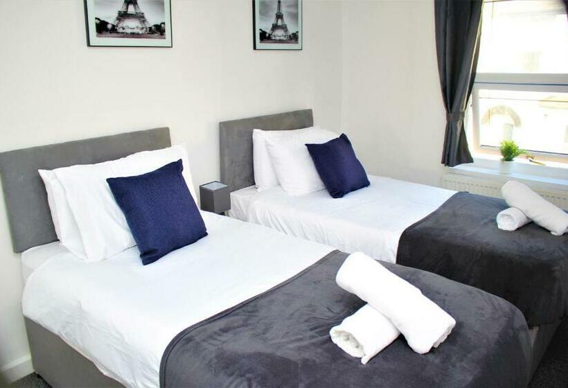 Contractor S Bliss  5 Bedroom House With Free Parking For 7 Guests, Super Fast Wifi  Fran Properties