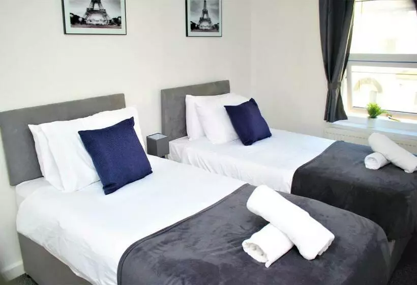 Contractor S Bliss  5 Bedroom House With Free Parking For 7 Guests, Super Fast Wifi  Fran Properties