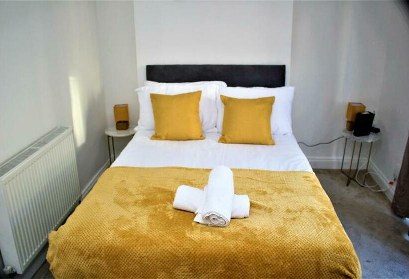 Contractor S Bliss  5 Bedroom House With Free Parking For 7 Guests, Super Fast Wifi  Fran Properties