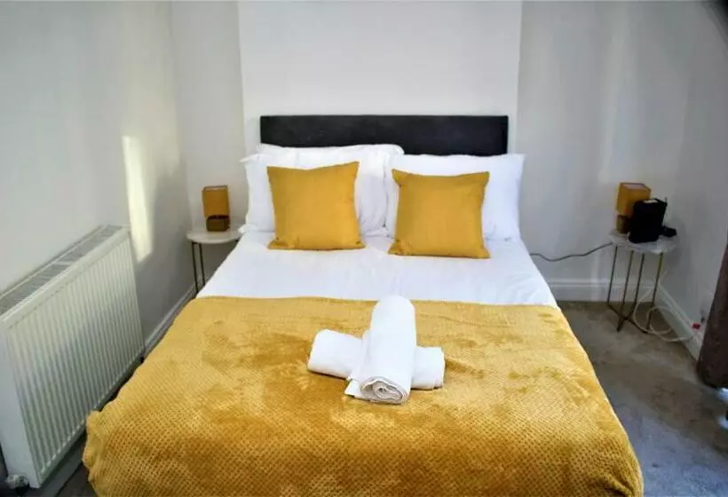 Contractor S Bliss  5 Bedroom House With Free Parking For 7 Guests, Super Fast Wifi  Fran Properties