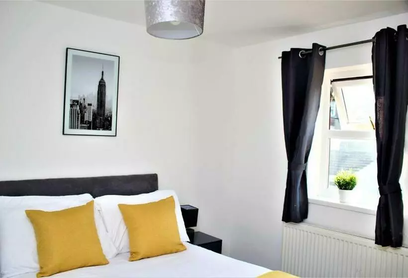 Contractor S Bliss  5 Bedroom House With Free Parking For 7 Guests, Super Fast Wifi  Fran Properties