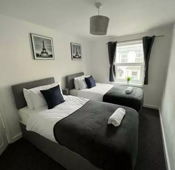 Contractor S Bliss  5 Bedroom House With Free Parking For 7 Guests, Super Fast Wifi  Fran Properties