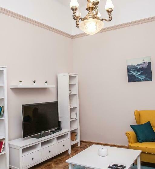 Fullmoon Apartments 1