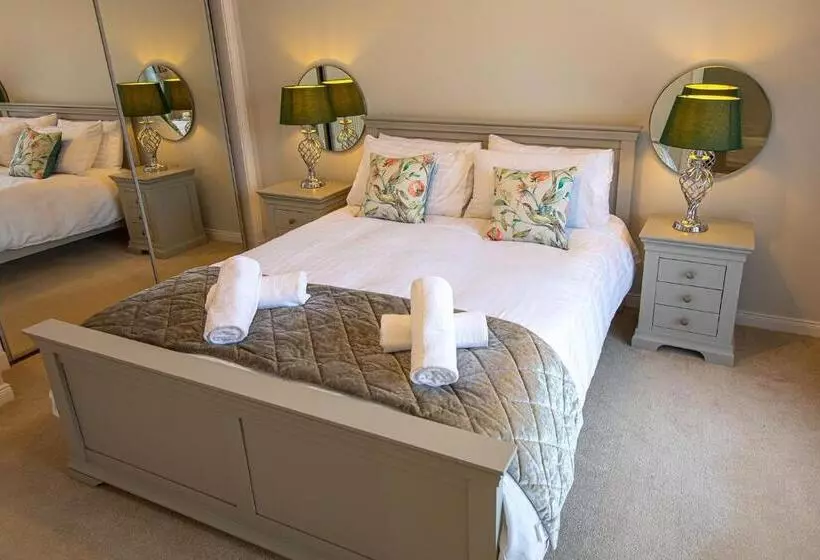 Hedgefield House   Serene Top Floor Flat