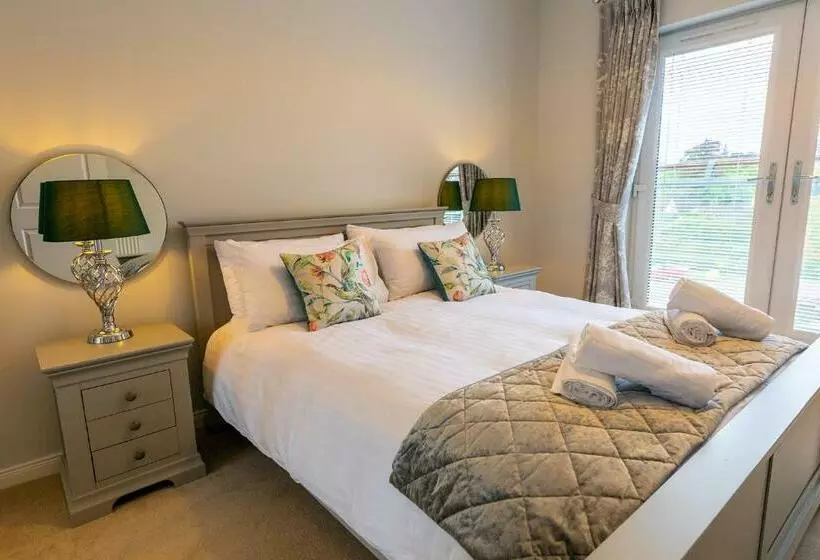 Hedgefield House   Serene Top Floor Flat