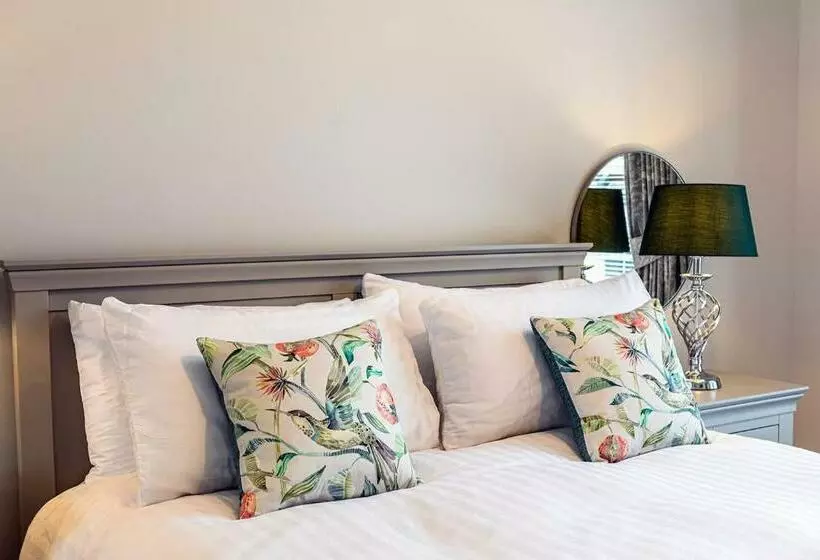 Hedgefield House   Serene Top Floor Flat