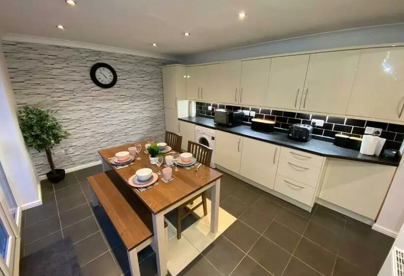 Lovely Family Home, 5 Minutes From The Beach