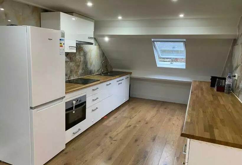 Peaceful Home Close To Airport With Parking