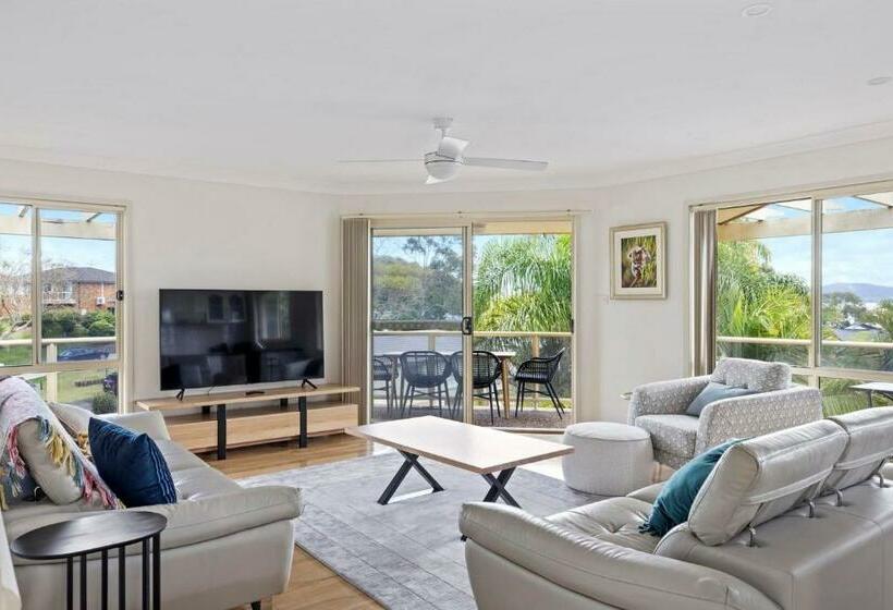 Pet Friendly Views Meters To The Beach & Anchorage Port Stephens