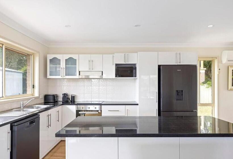 Pet Friendly Views Meters To The Beach & Anchorage Port Stephens