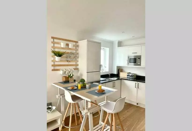 Luna Beach   Luxury Carbis Bay Apartment + Parking