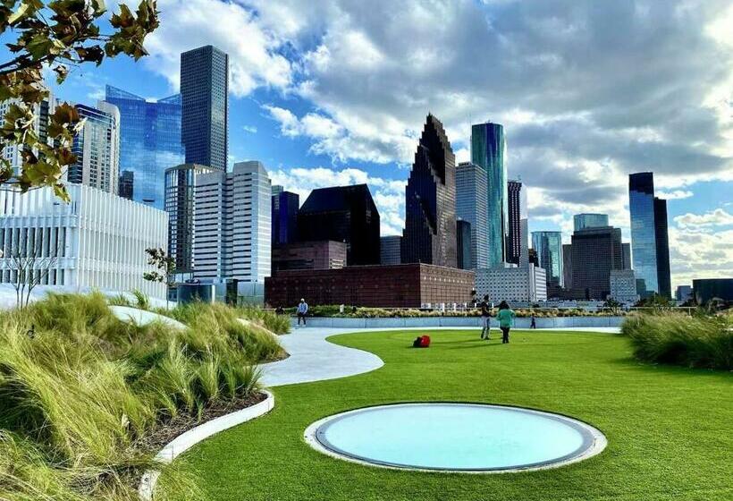 Modern Downtown Houston Condo Nightlife & Food Scene