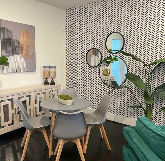 Modern Downtown Houston Condo Nightlife & Food Scene