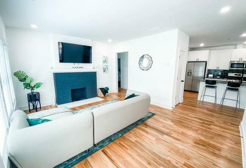 All New! King Bed! 3 Miles To Downtown!